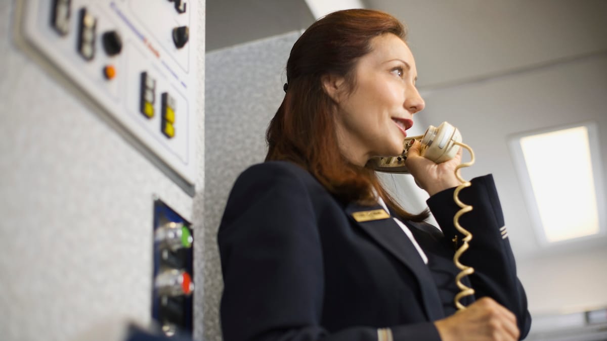 Flugbegleiterin verrät, wann du den Rufknopf über dem Sitz drücken solltest