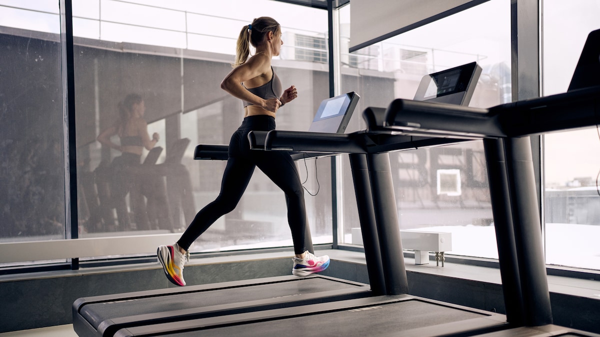 Frau trainiert auf Laufband