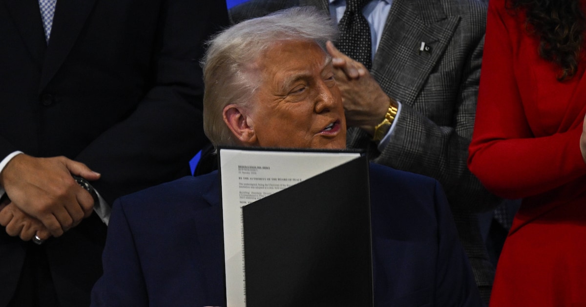 Trump mit blauem Fleck auf linker Hand - Weißes Haus liefert kuriose ...