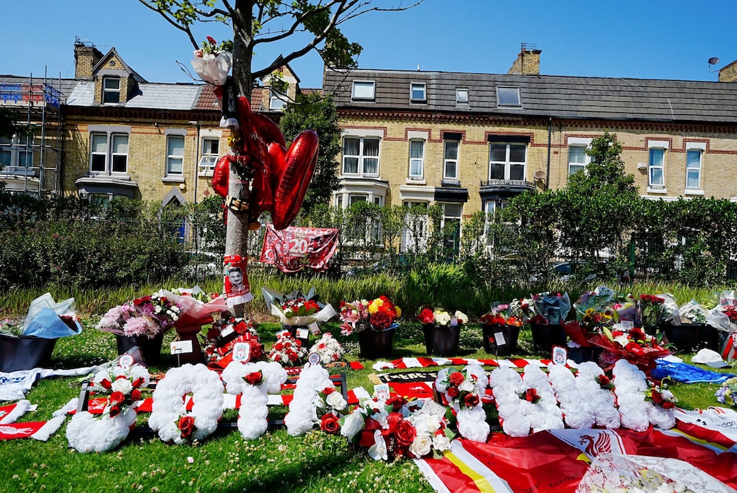 Se depositaron flores en memoria de Diogo Jota en el estadio de Anfield, la casa del Liverpool FC.