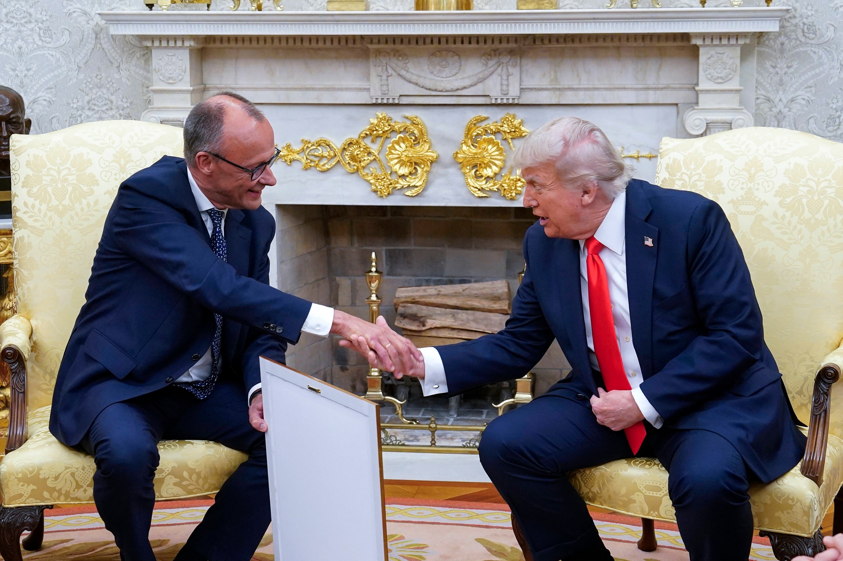 Bundeskanzler Friedrich Merz (l.) und Donald Trump trafen sich am Donnerstag im Weißen Haus in Washington. Während Trumps Migrationspolitik für Betroffene oft schwerwiegende Folgen schafft, eröffnet er damit Deutschland auch eine große Chance im Kampf gegen den Fachkräftemangel.