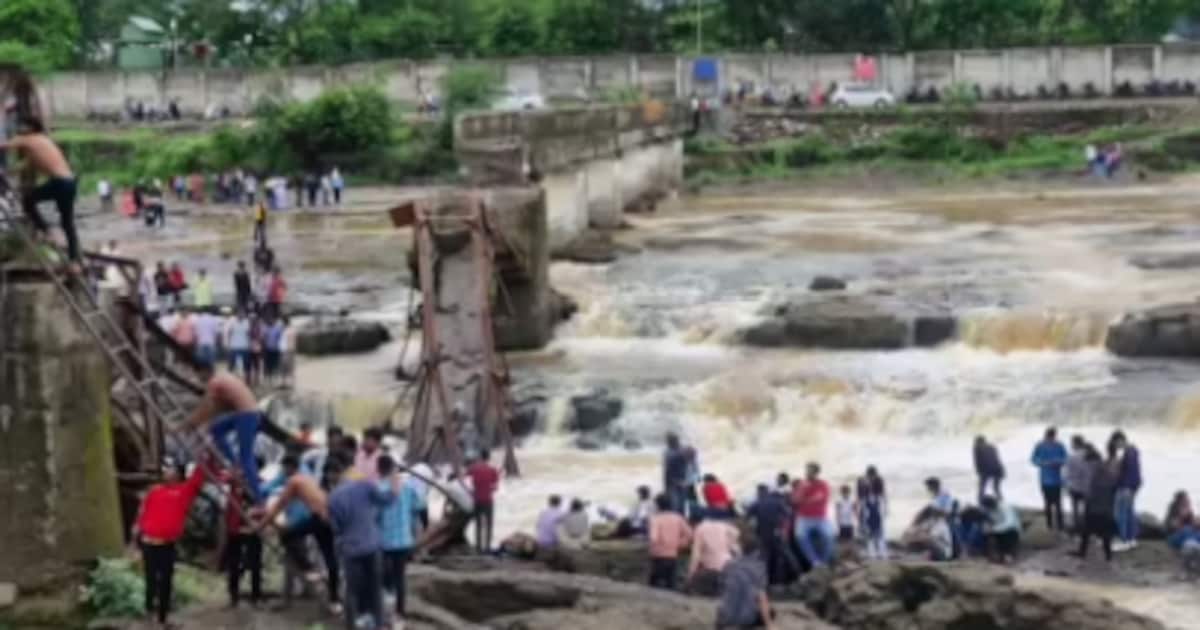 Accident at tourist hotspot: Bridge collapses - | many deaths feared