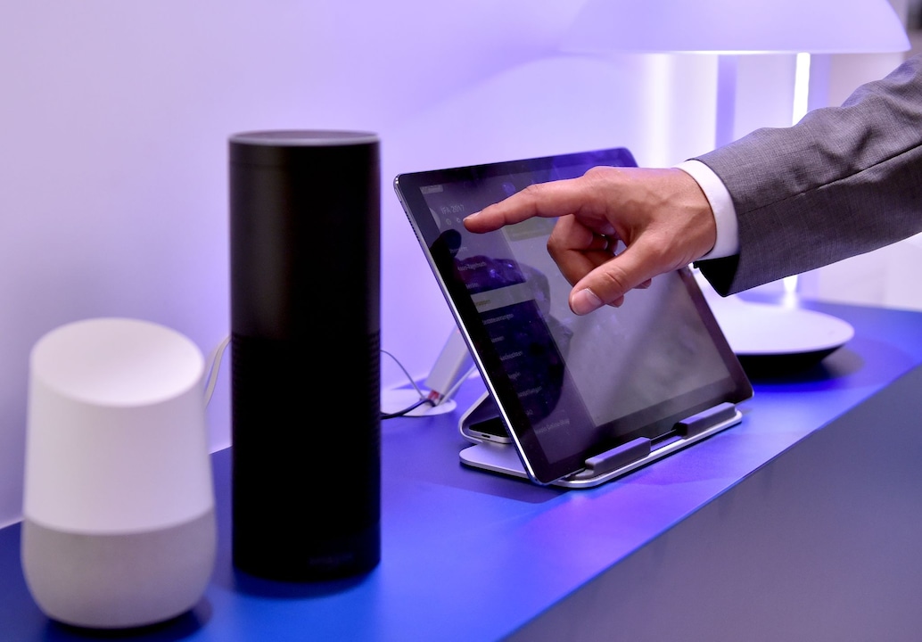 O Google Home (L) e o Amazon Echo estão nos alto -falantes Google Home e Amazon Echo equipados com o Google Assistant e Alexa.
