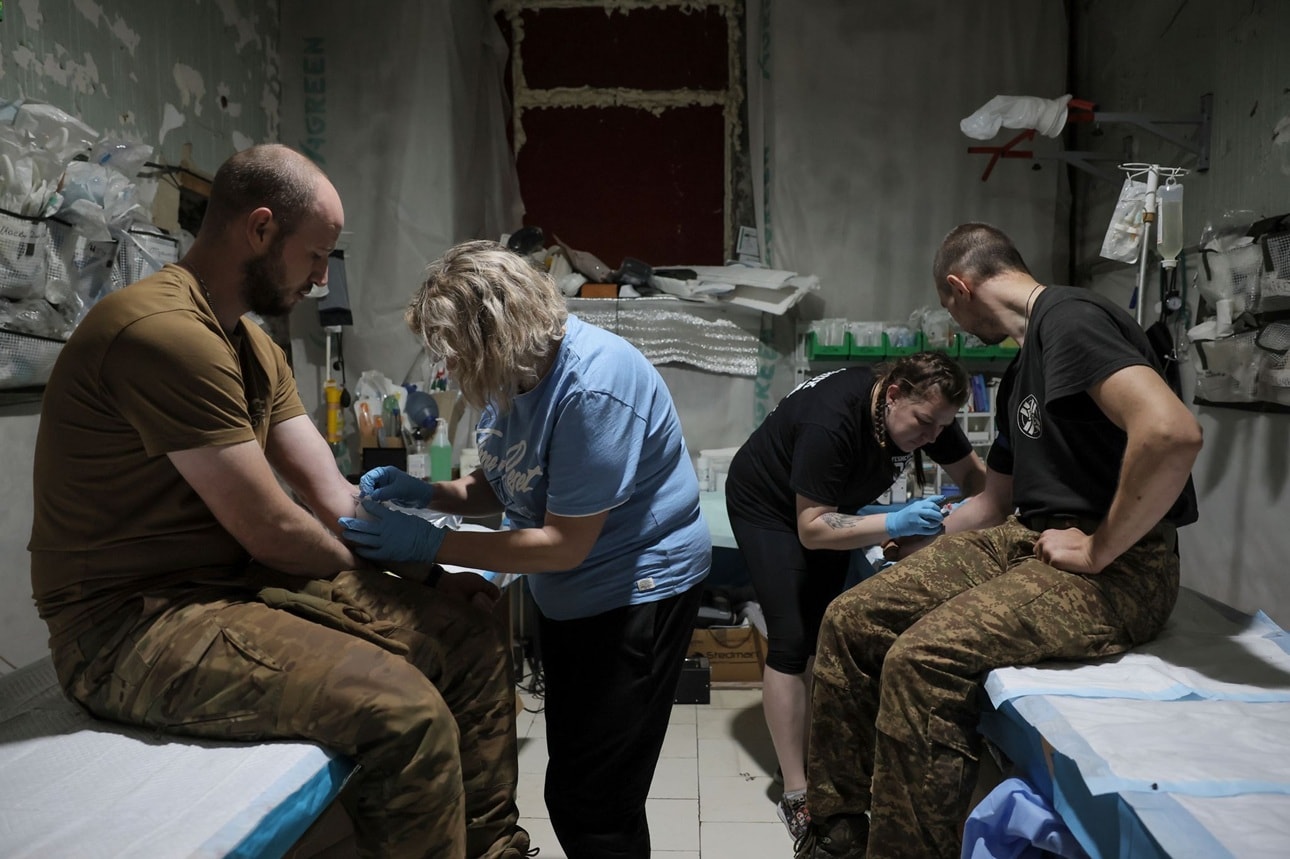 In de regio Donetsk verzorgen militaire artsen gewonde Oekraïense soldaten en verlenen eerste hulp.