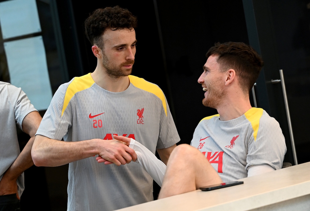 Diogo Jota, Liverpool meslektaşı Andy Robertson ile