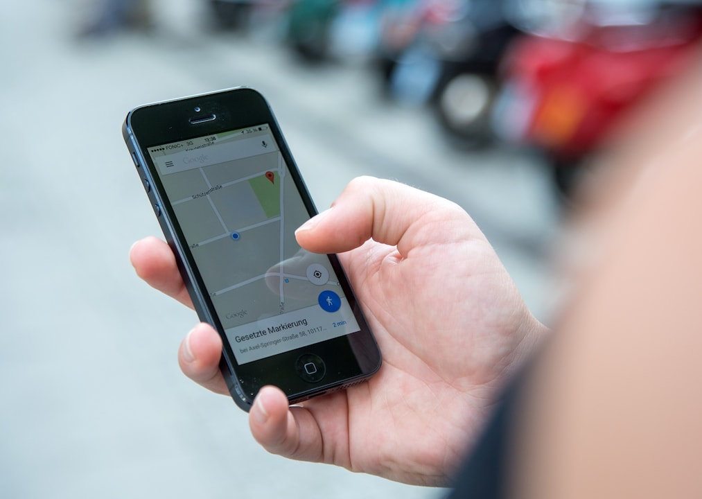 Den richtigen Weg in der Hosentasche: Für viele Smartphone-Nutzer ist Google-Maps im Alltag unverzichtbar.