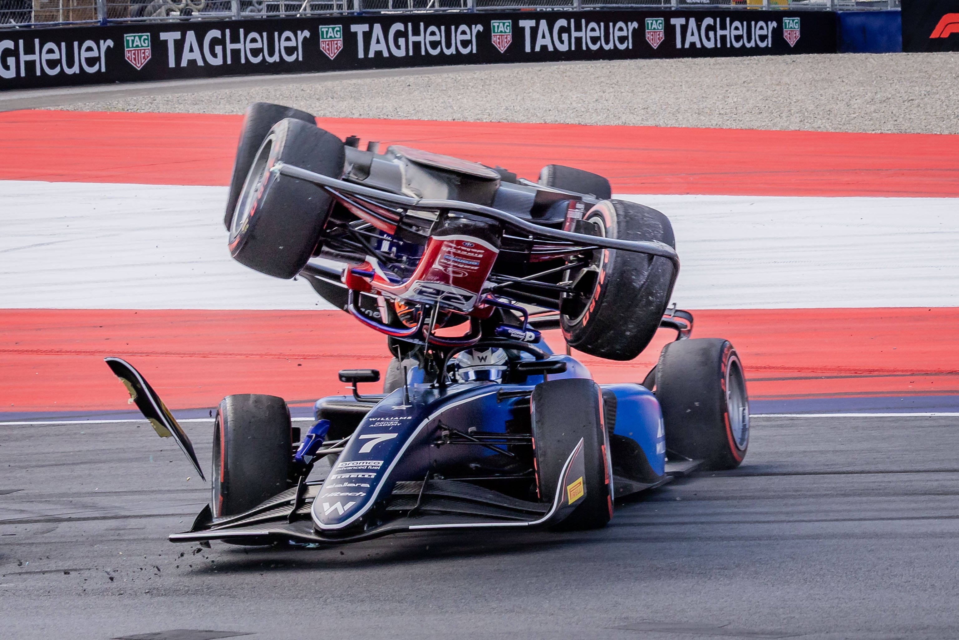 Sami Meguetounif (arriba) vuela sobre el coche de Luke Browning durante la carrera de Fórmula 2 en Spielberg