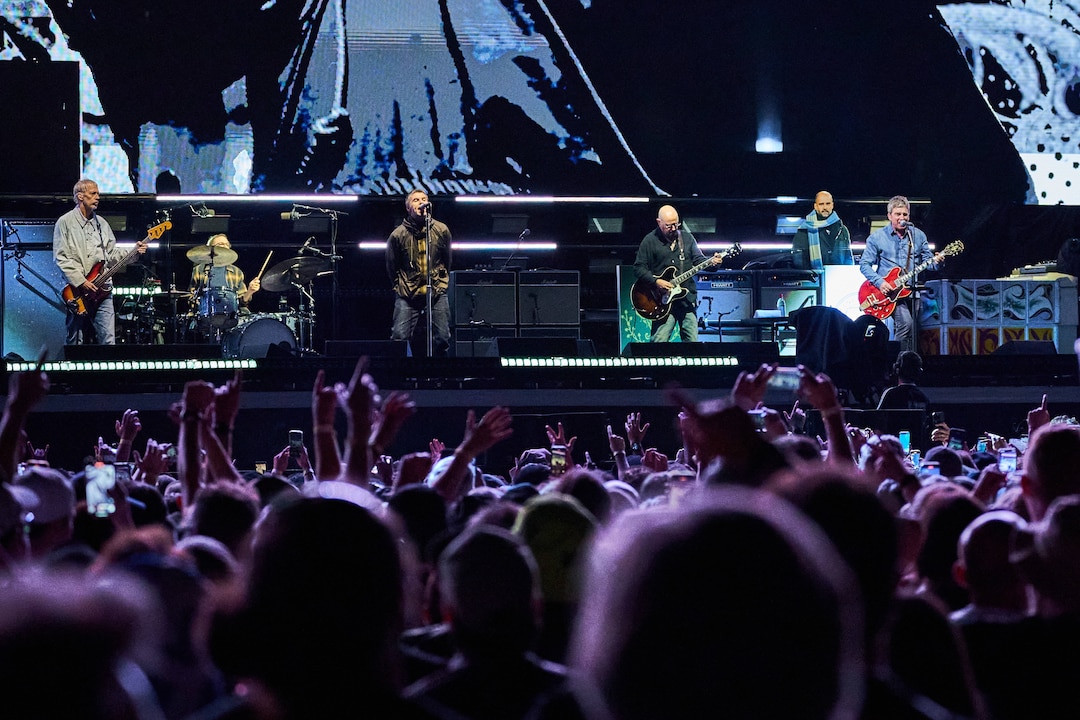 Tumult at Oasis concert: fans are batching in the audience