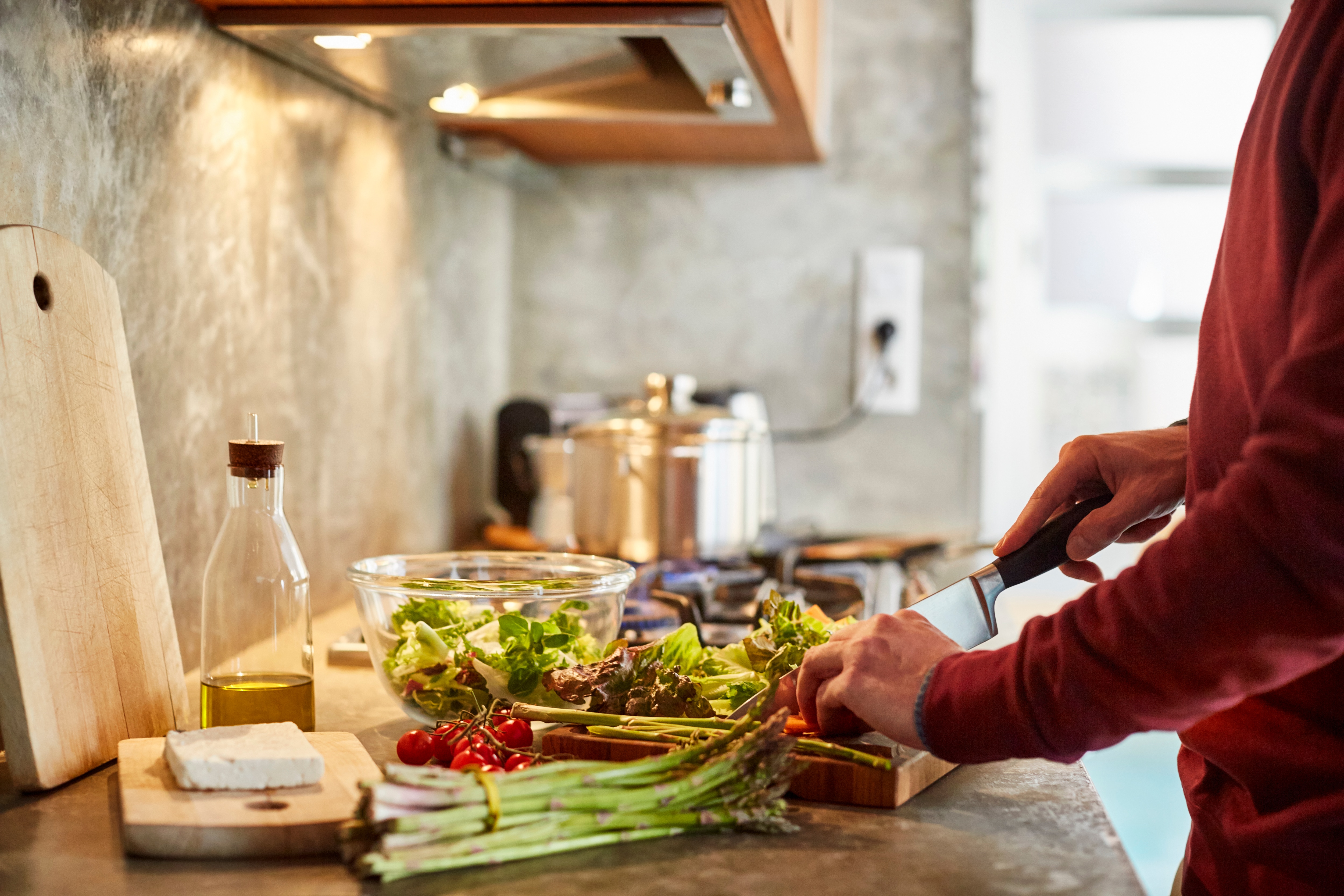 Frau kocht ein gesundes Abendessen