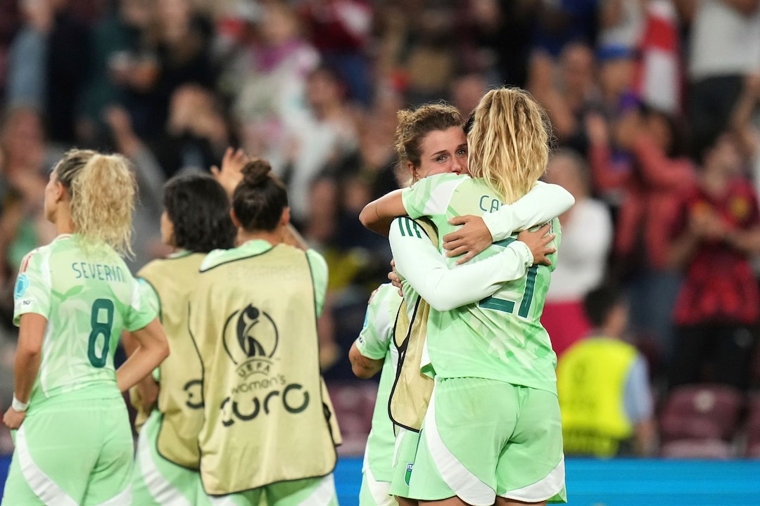 Las jugadoras de Italia reaccionan tras la amarga derrota en la Eurocopa Femenina ante Inglaterra.