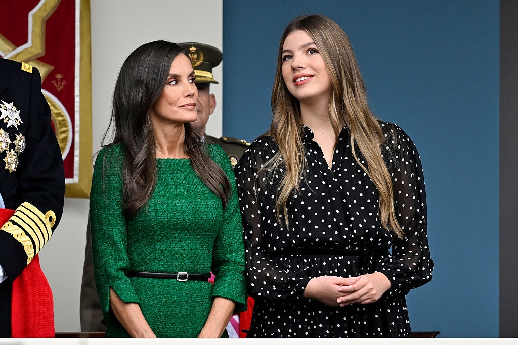 Hier hat Sofía den Umhang bereits ausgezogen und präsentiert ihr festliches, gepunktetes Kleid. Mama Letizia hingegen setzt auf Grün.
