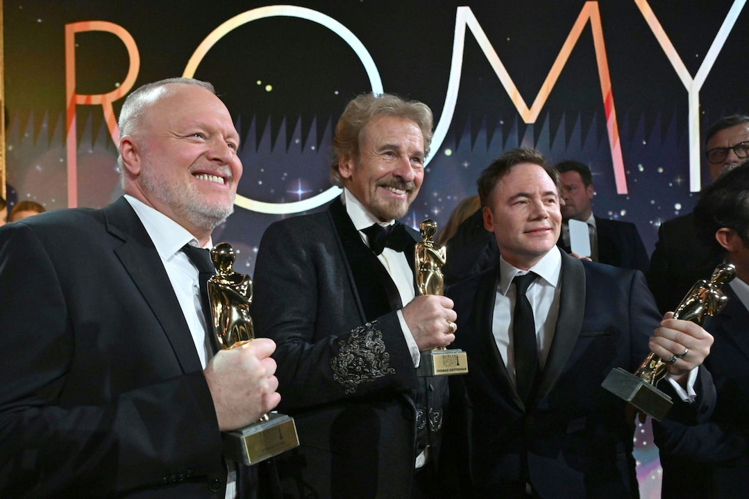 Thomas Gottschalk mit Stefan Raab und Michael Bully Herbig nach der Preisverleihung bei der Kurier Romy-Gala.