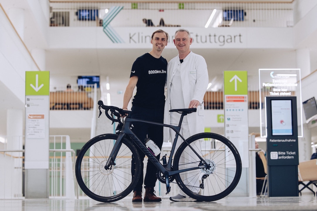 John Müller (à gauche) et le médecin-chef Dennis Hahn de la clinique de Stuttgart