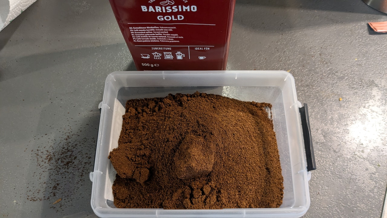 Klumpiger Kaffee der Marke Barissimo Gold in einer Plastikbox.
