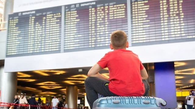 Passaporte do filho (10) está vencido - pais simplesmente o deixam no aeroporto