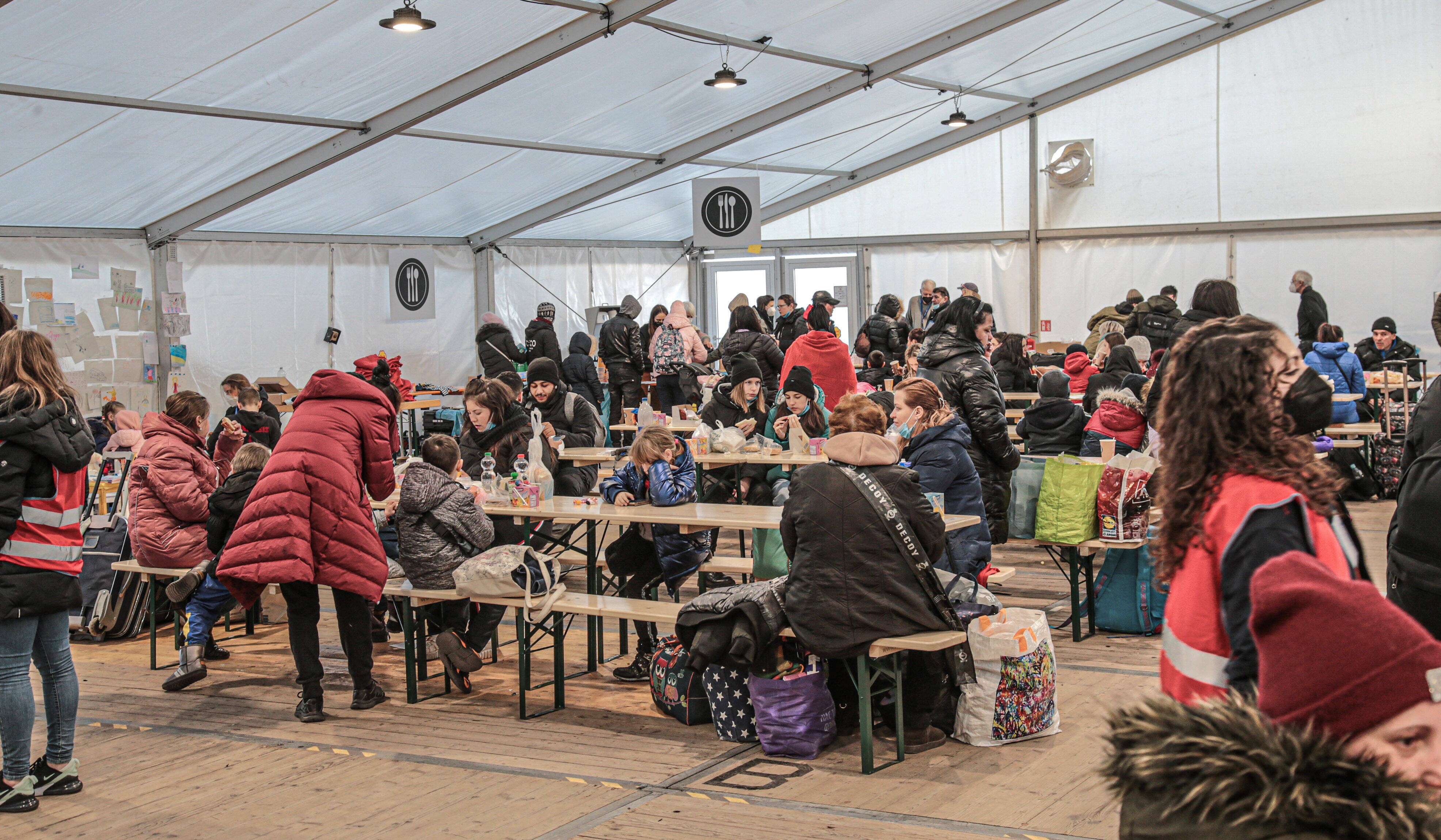 Uprchlíci v prostorách ukrajinské humanitární organizace na berlínském hlavním nádraží