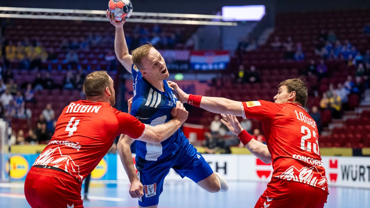 HaIslands Ómar Ingi Magnússon wird von den Schweizern Lenny Rubin und Lukas Laube beim Wurf in die Zange genommen.