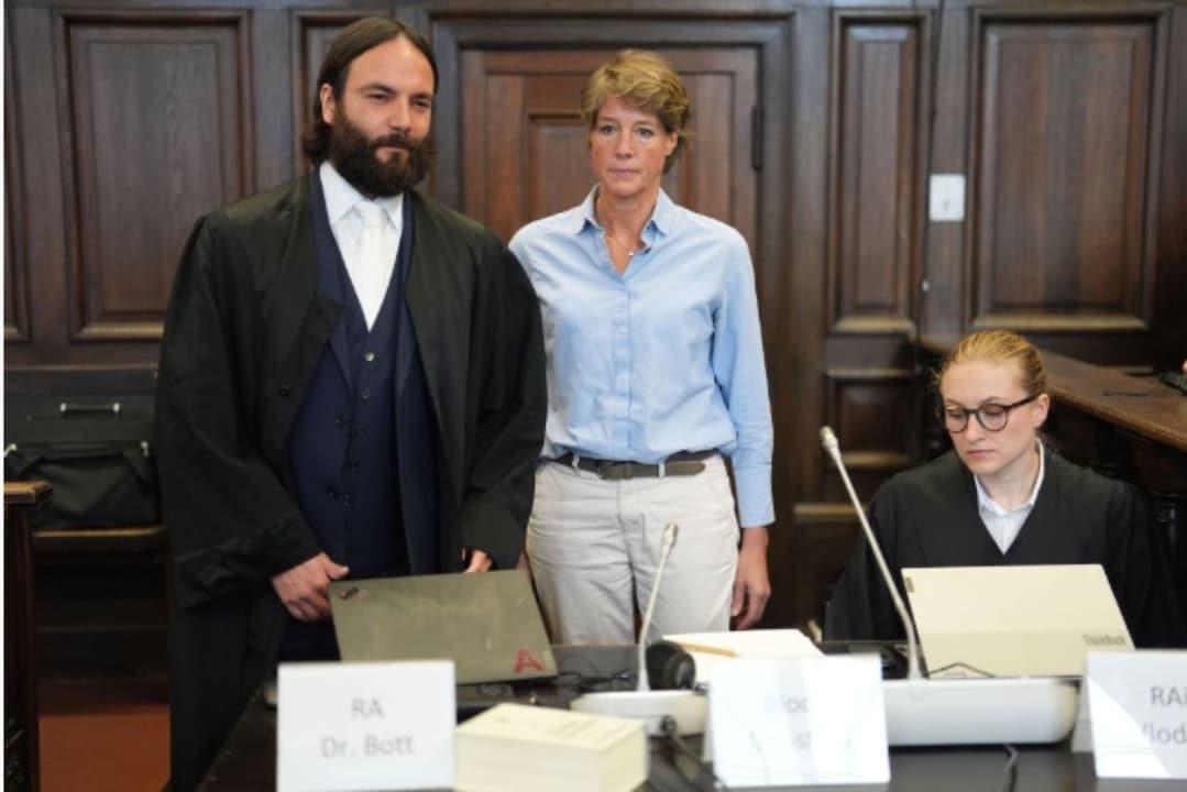 Christina Block (M), ihr Anwalt Ingo Bott und Anwältin Paula Wlodarek.