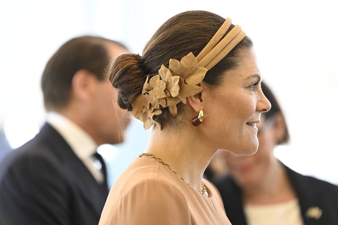Die aufwendigen Blätter auf den Haaraccessoires von Victoria stammen vom schwedischen Designer Tim Mårtenson.