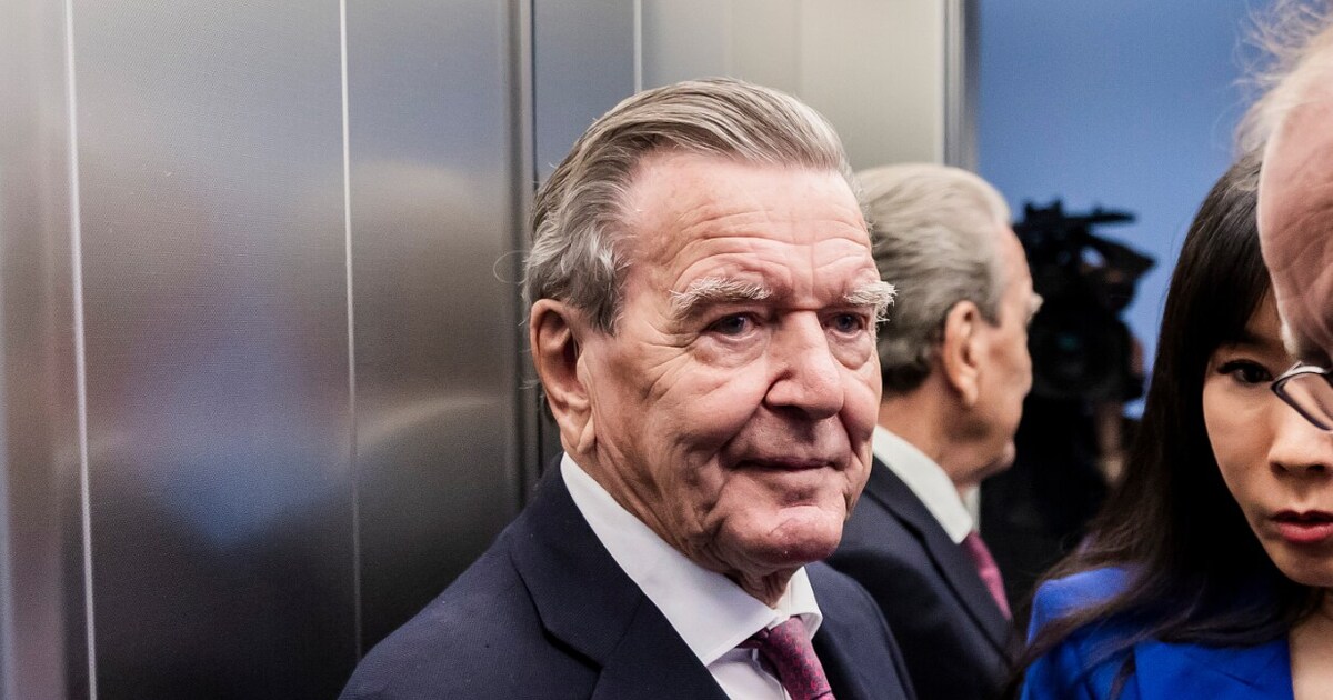 Altkanzler Gerhard Schröder heute vor dem Untersuchungsausschuss