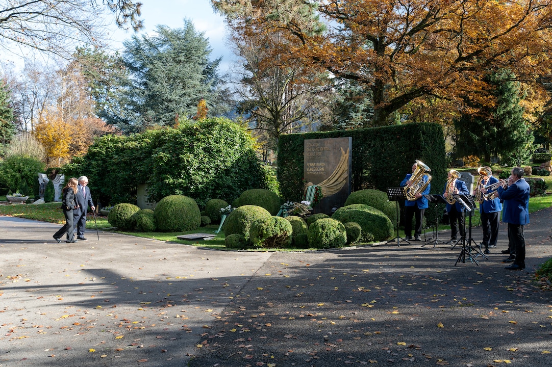 Hubert Burda und seine Tochter Elisabeth besuchen das Grab von Aenne Burda auf dem Weingartenfriedhof in Offenburg.