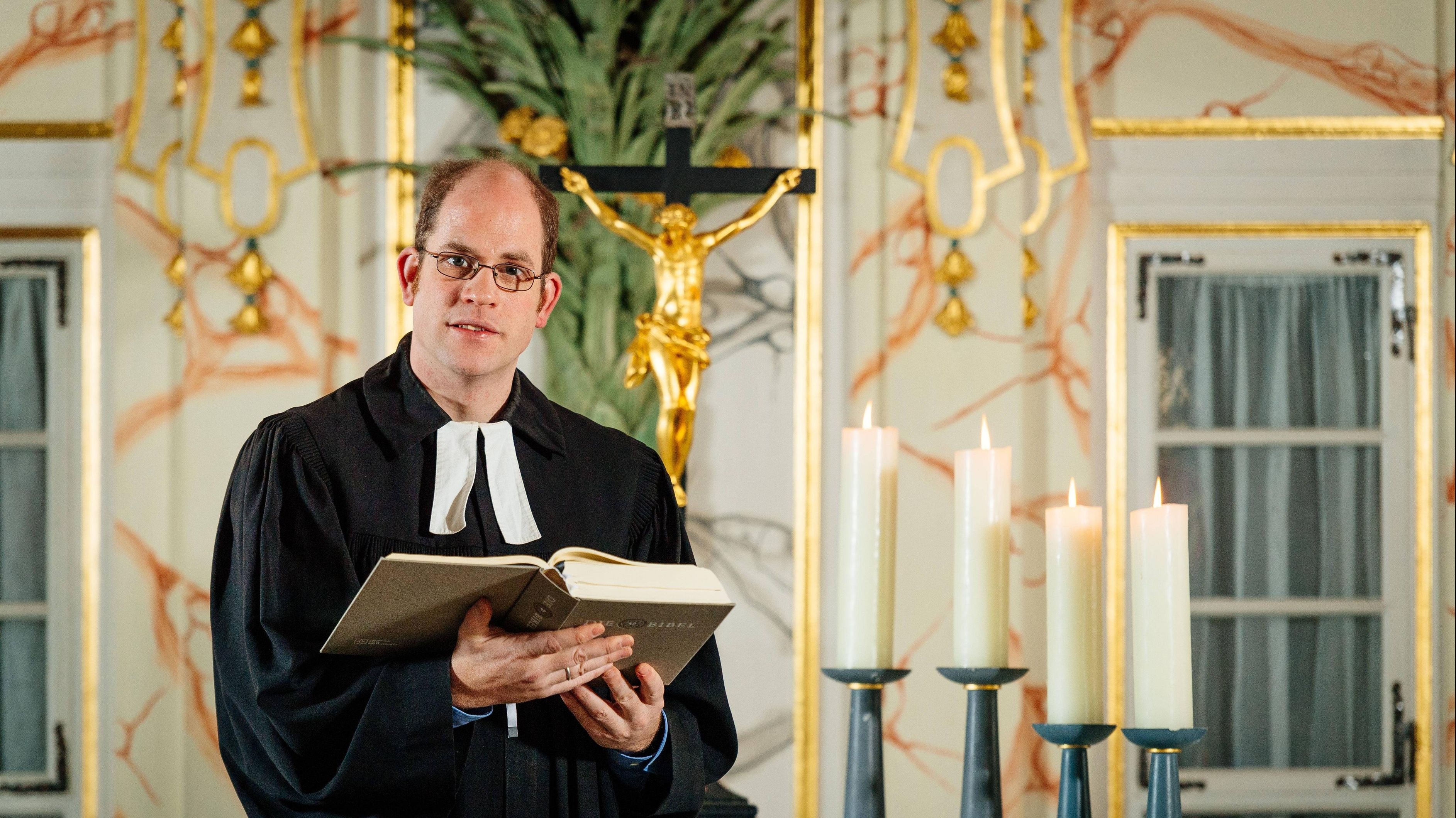 Den Unterschied zwischen Pastor und Pfarrer kennen möglicherweise viele nicht. Beide Begriffe bezeichnen Geistliche im Dienst einer christlichen Kirche, unterscheiden sich aber je nach Konfession und Region. … <a href="https://praxistipps.focus.de/unterschied-zwischen-pastor-und-pfarrer-einfach-erklaert_104340"> ... mehr</a>