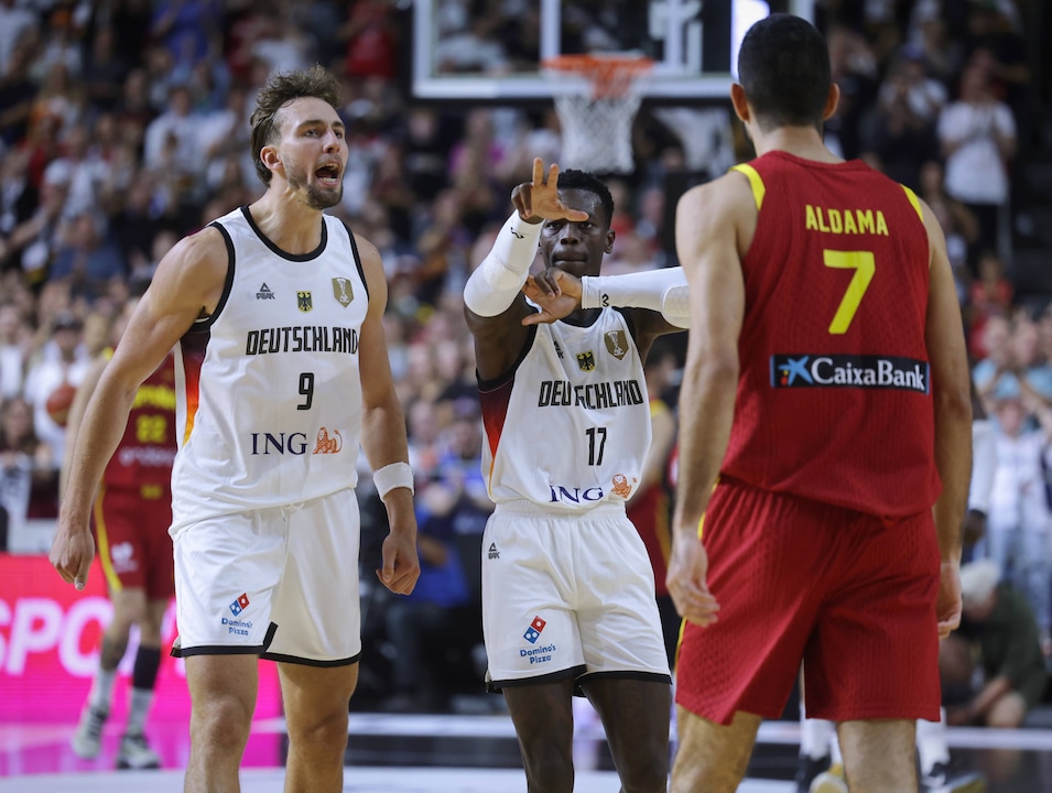 Franz Wagner (a sinistra) e Dennis Schröder festeggiano con la maglia della nazionale tedesca di basket.