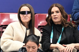 Vera Wang et Katarina Witt regardent le patinage en couple aux Jeux olympiques.