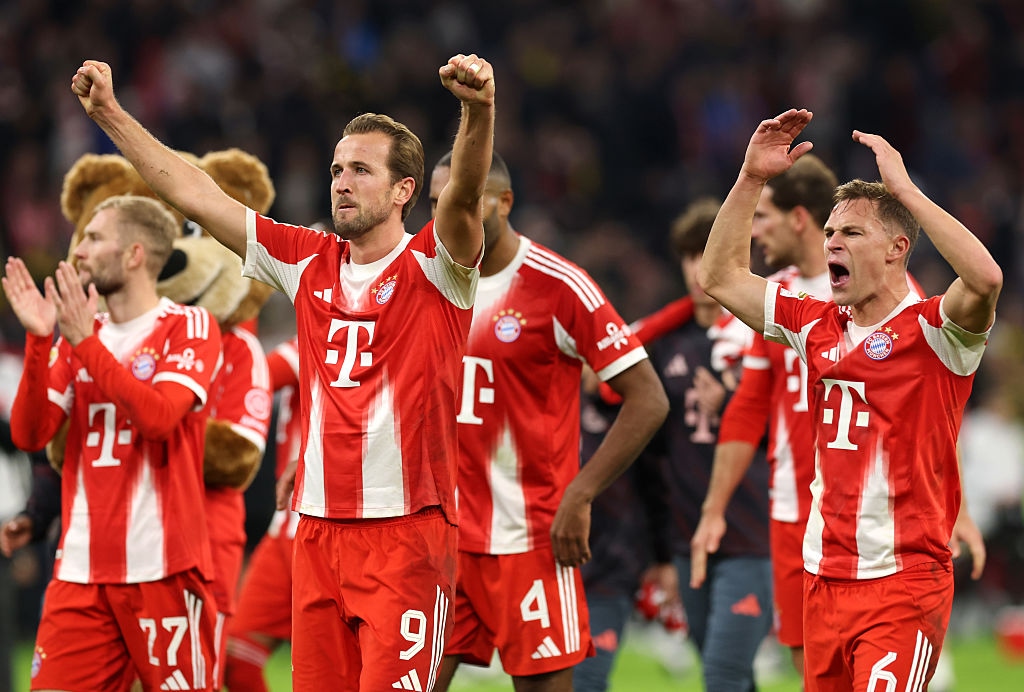 Der FC Bayern schlägt Borussia Dortmund, Harry Kane (M.) jubelt.