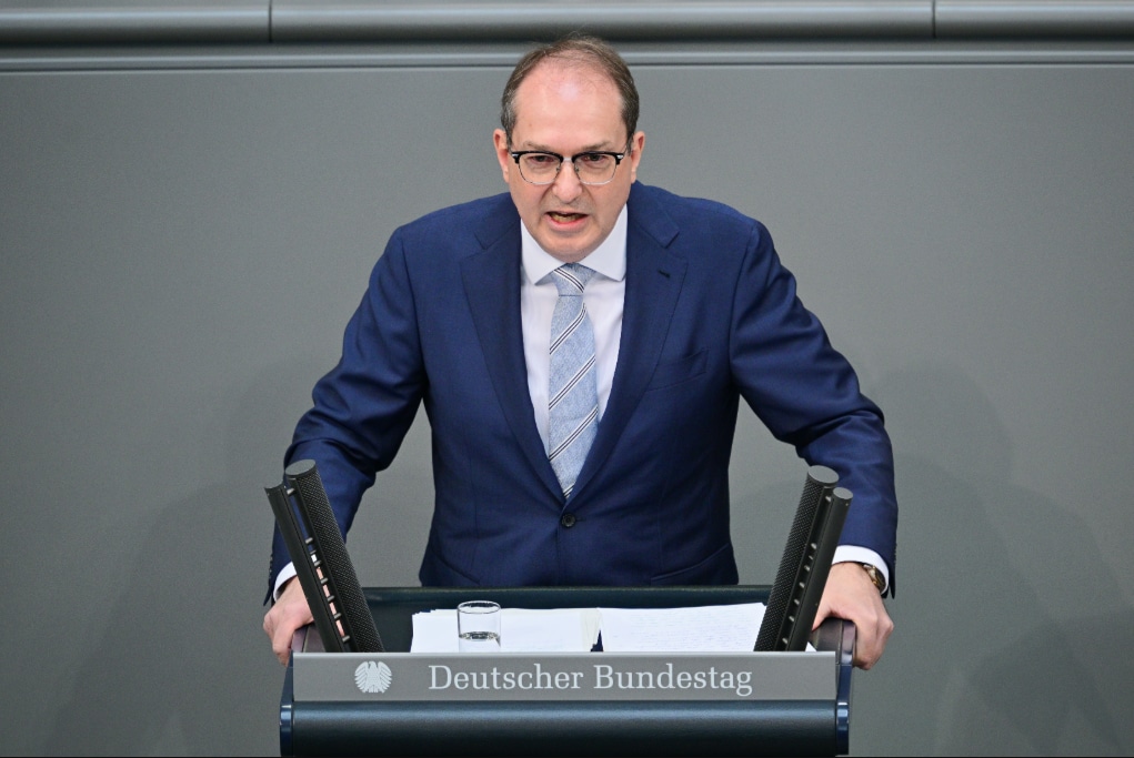 Alexander Dobrindt (CSU), Bundesinnenminister, spricht während der 5. Sitzung des Deutschen Bundestags.