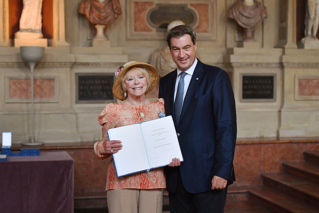 Elke Sommer mit Markus Söder 2019 bei der Verleihung des Bayerischen Verdienstordens