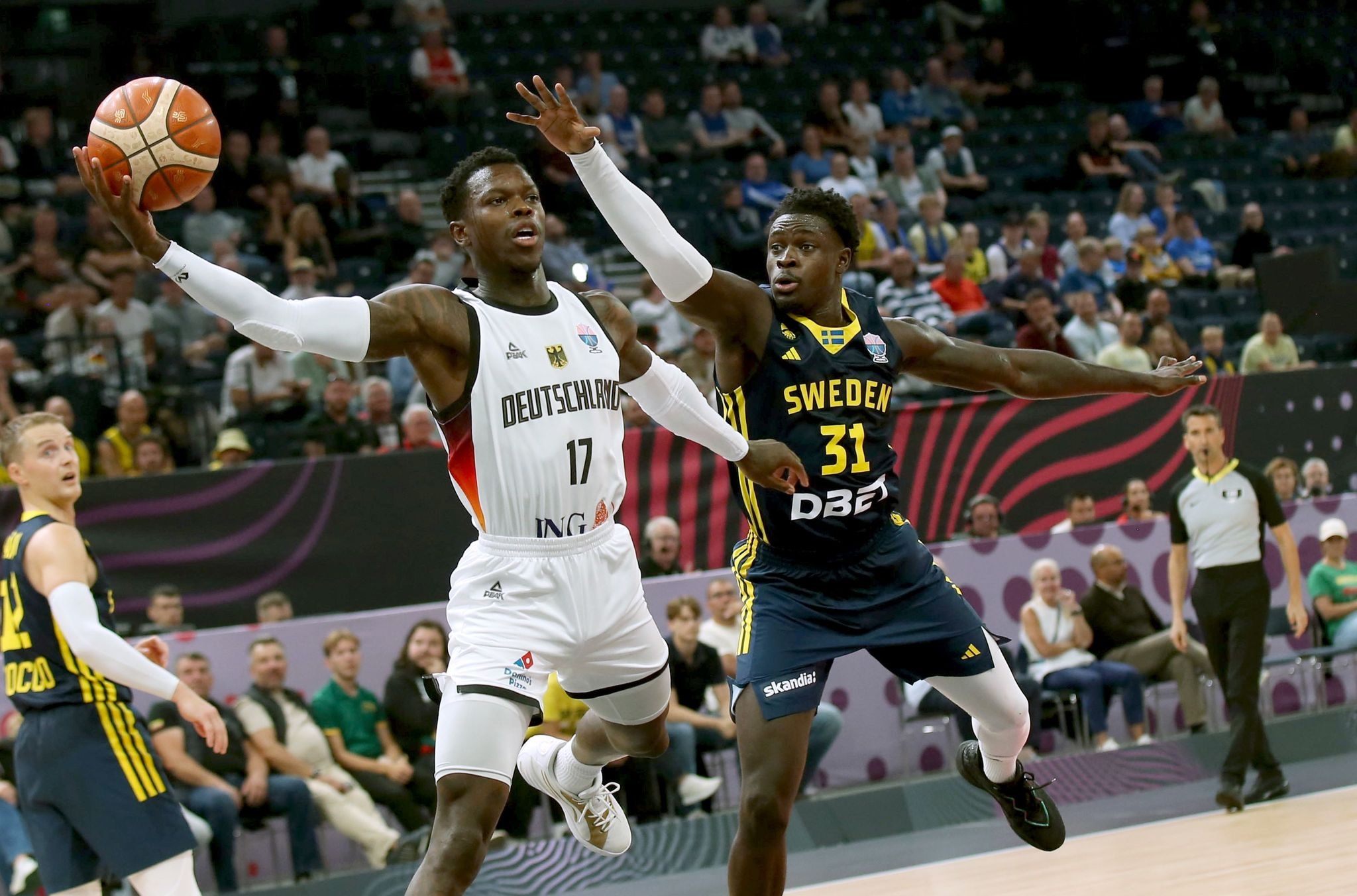 Dennis Schröder (a sinistra) effettua un passaggio nella partita contro la Svezia - sabato giocheranno contro la Lituania