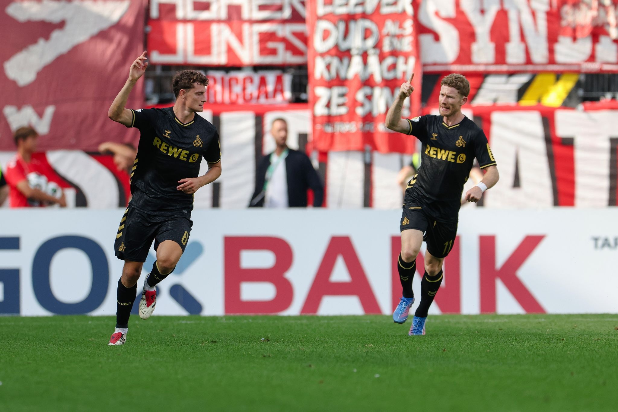 Eric Martel (po lewej) i Florian Kainz zmierzą się z Mainz 05 z 1. FC Köln w swoim powrocie do Bundesligi