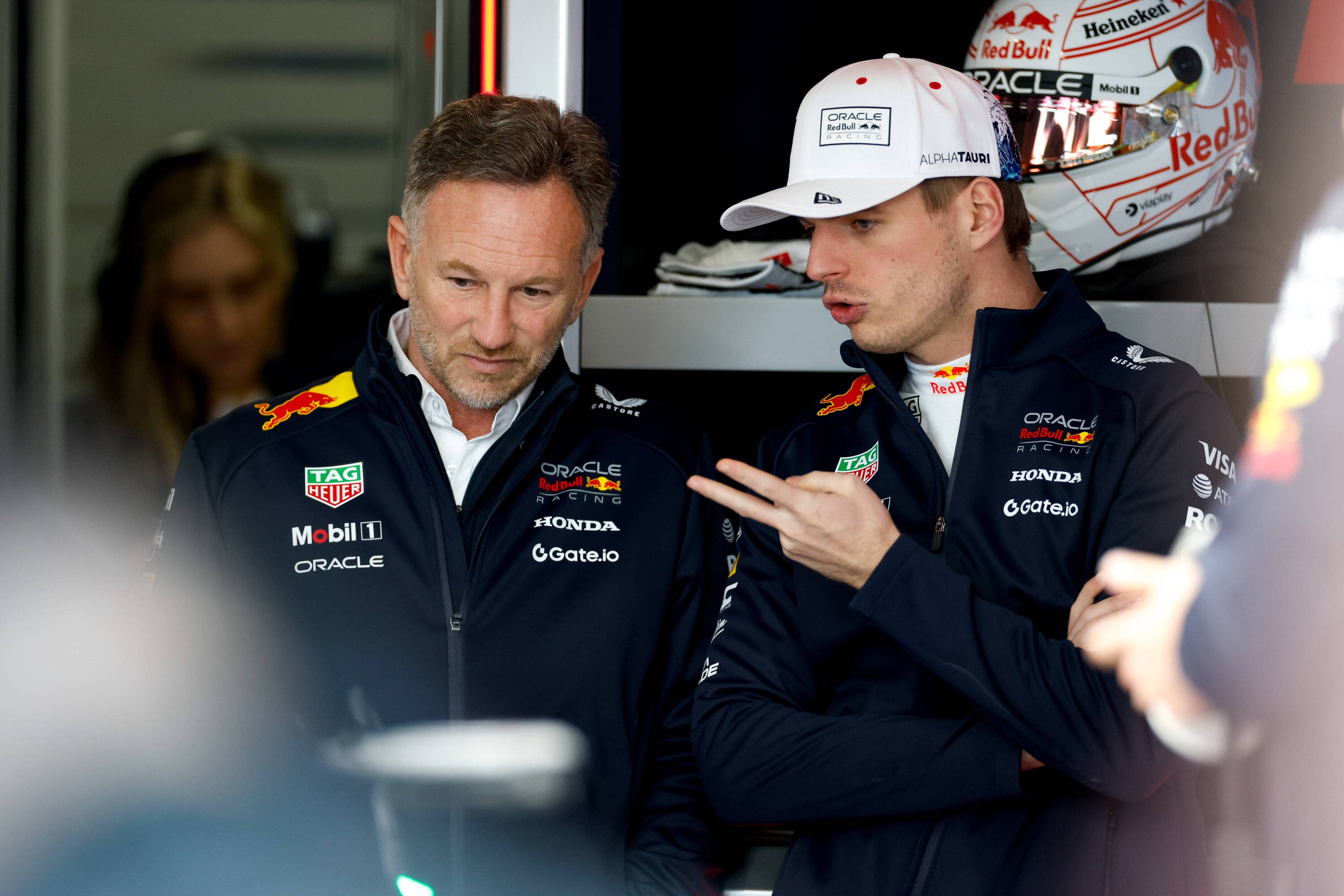 According to a media report, team boss Christian Horner (l.) is about to leave Red Bull
