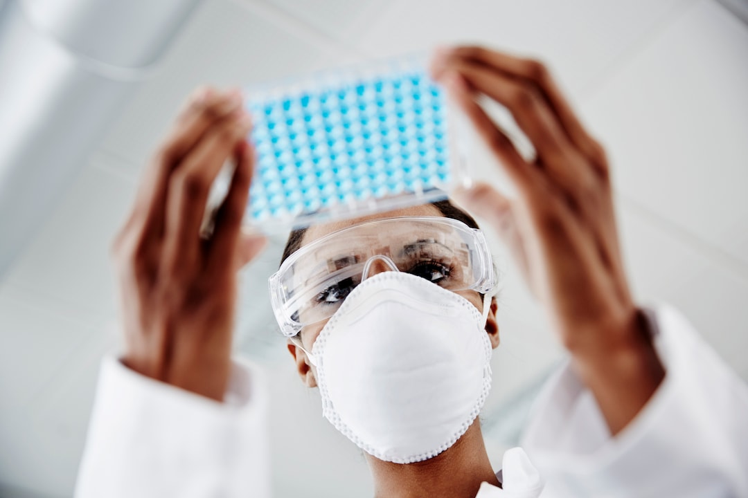 Een vrouw houdt een reeks monsters vast in een laboratorium