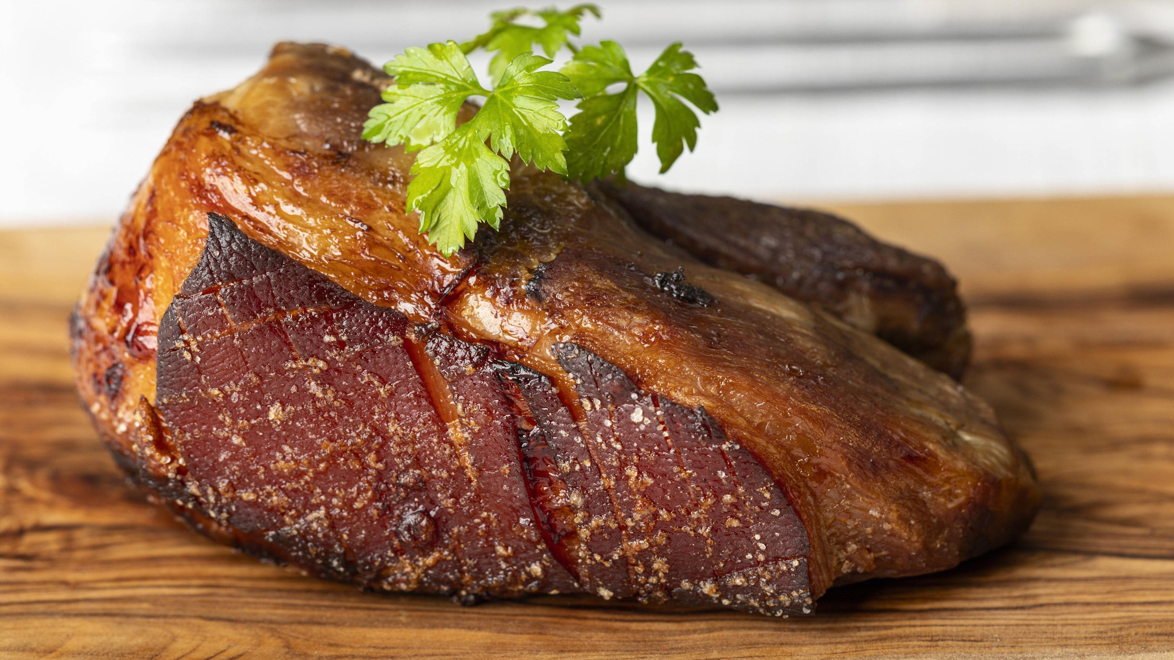 Die Kerntemperatur für Schweinebraten sollte nicht zu hoch sein, damit er innen schön rosa bleibt. Sie können das Fleisch natürlich auch durchgaren. … <a href="https://praxistipps.focus.de/kerntemperatur-schweinebraten-temperaturen-fuer-verschiedene-zubereitungsarten_108294"> ... mehr</a>