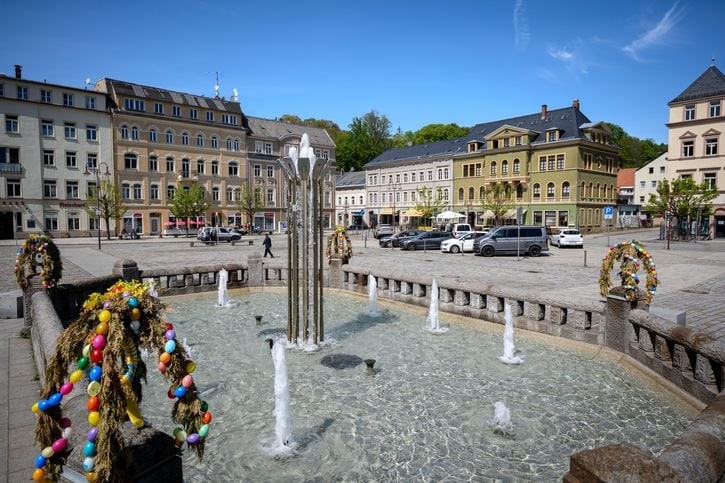 Rund um den Marktplatz gibt es Geschäfte, ein Hotel, Restaurants. Der Brunnen ist hier noch österlich geschmückt.