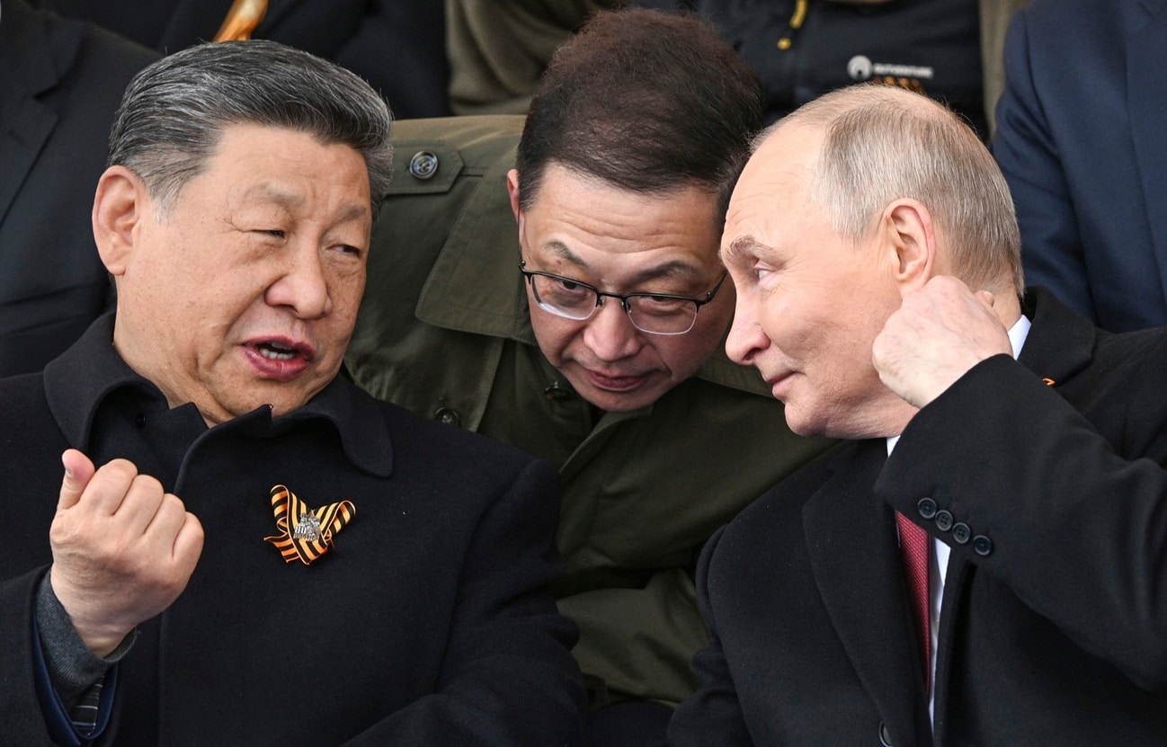 El presidente ruso, Vladimir Putin (derecha), y el presidente chino, Xi Jinping (izquierda), conversan durante el desfile militar del Día de la Victoria en Moscú.
