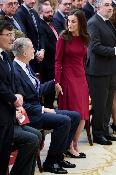 Nanu, damit hatte Letizia wohl nicht gerechnet: Als Felipe sie leicht an der Taille berührt, dreht sie sich überrascht um.