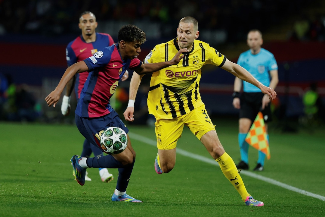 Lamine Yamal del Barcelona en un duelo con Waldemar Anton del Dortmund