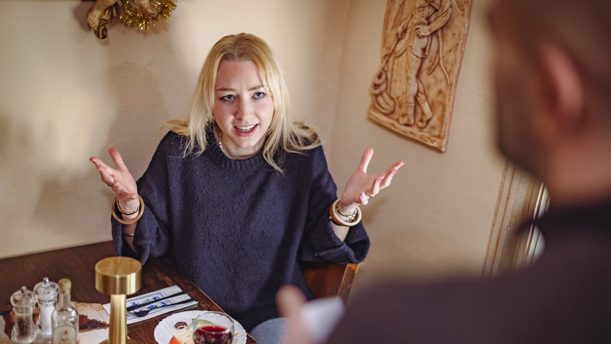 Ein Restaurantgast beschwert sich bei einer Bedienung (gestellte Szene).