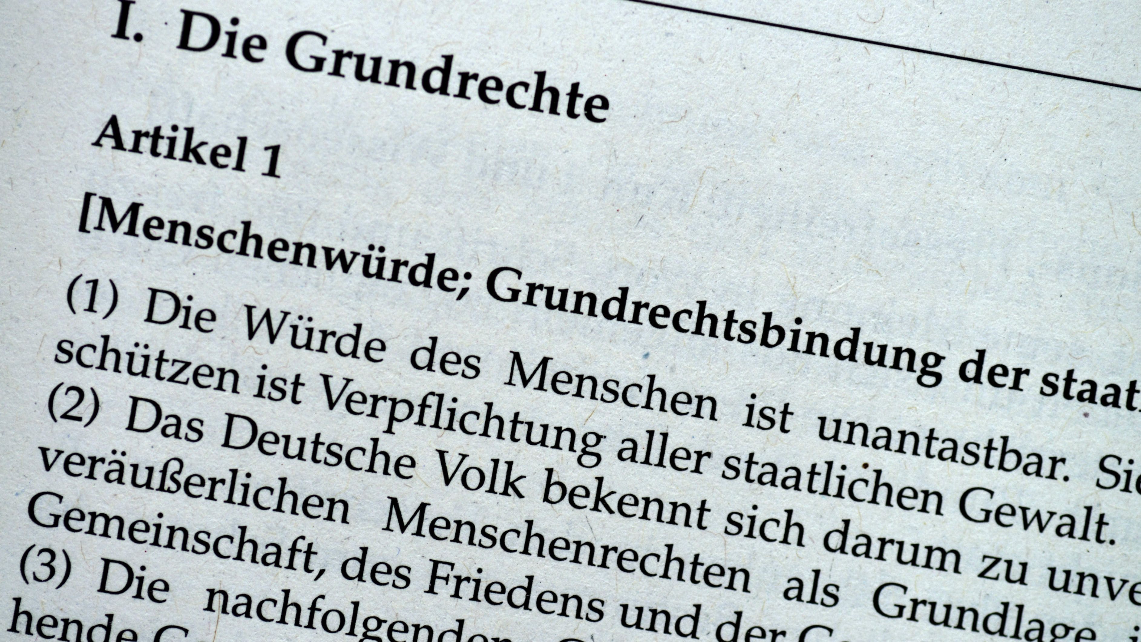 Artikel 1 des Grundgesetzes, der die Würde des Menschen als unantastbar erklärt, bildet das Fundament der deutschen Verfassung. Erfahren Sie mehr über seine Bedeutung, historischen Kontext und Anwendung im Alltag. … <a href="https://praxistipps.focus.de/was-besagt-artikel-1-des-grundgesetzes-alles-zum-inhalt_189034"> ... mehr</a>
