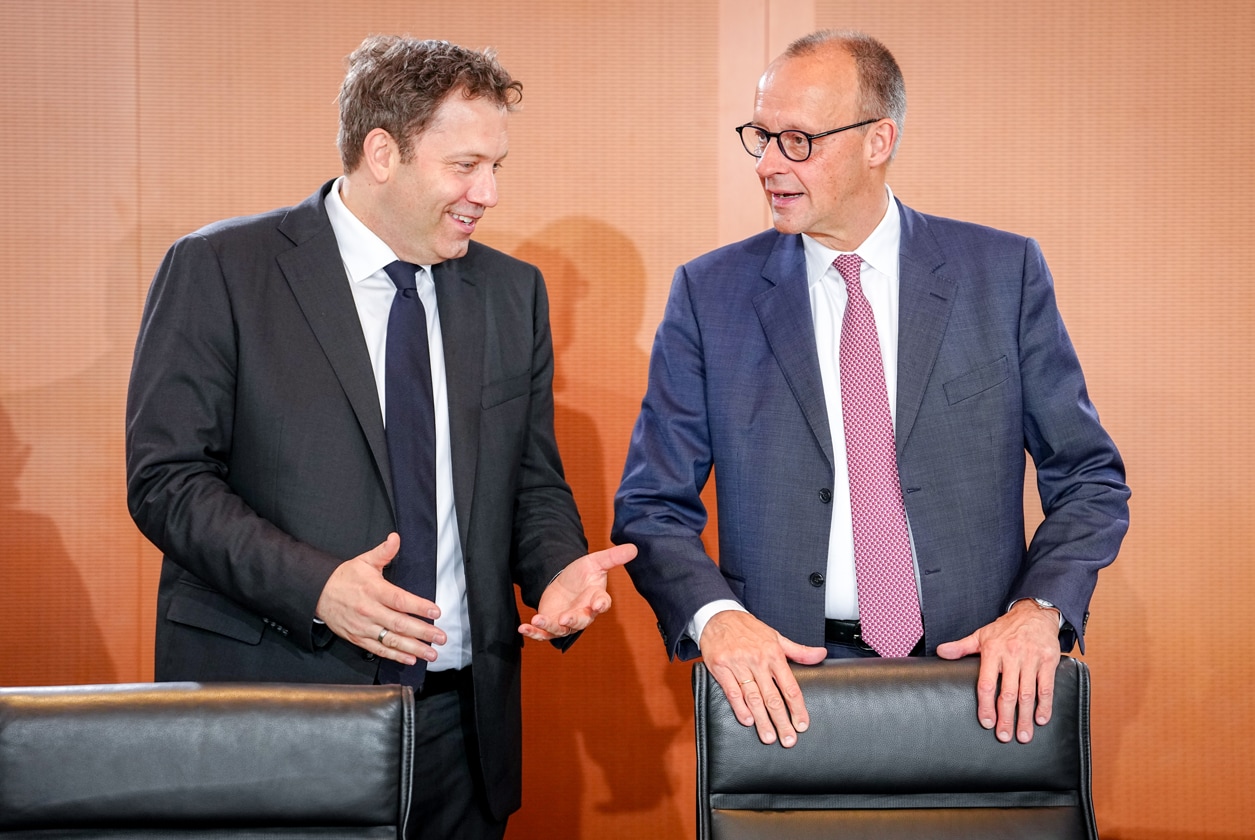 Bundeskanzler Friedrich Merz (CDU, r) und Vizekanzler Lars Klingbeil (SPD) im Bundeskabinett