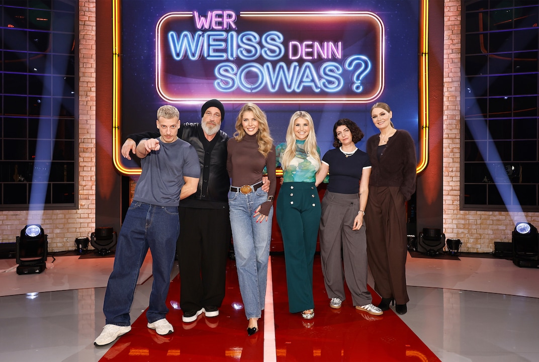 "Wer weiß denn sowas? XXL" (v.l.): Felix Lobrecht. Torsten Sträter, Victoria Swarovski, Beatrice Egli, Filiz Tasdan und Martina Hill.