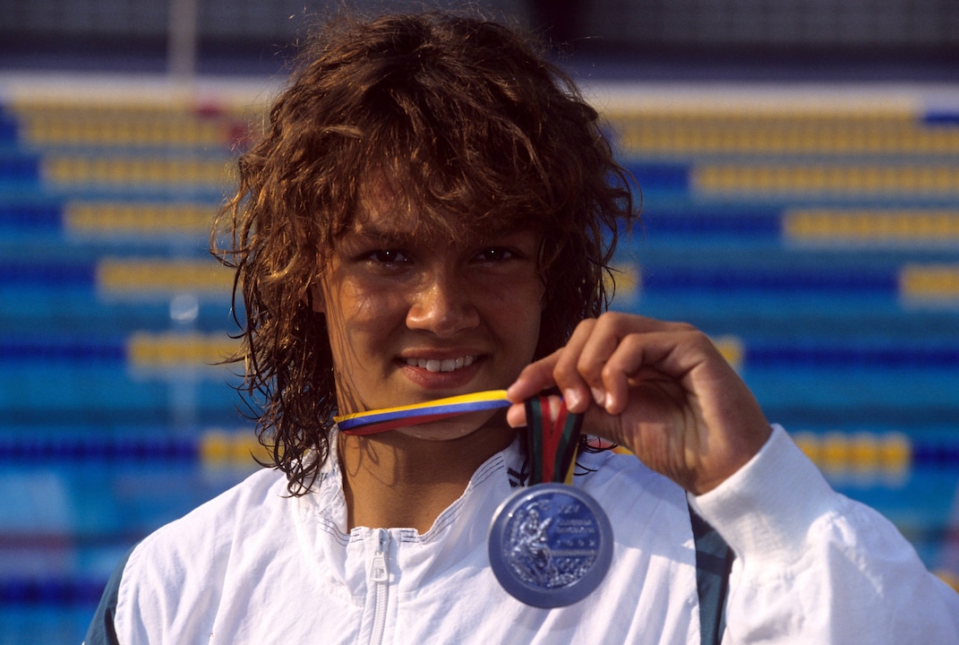 Franziska van Almsick im Jahr 1992. Sie wurde Olympiazweite über 200 Meter Freistil und überreichte ihre Silbermedaille.