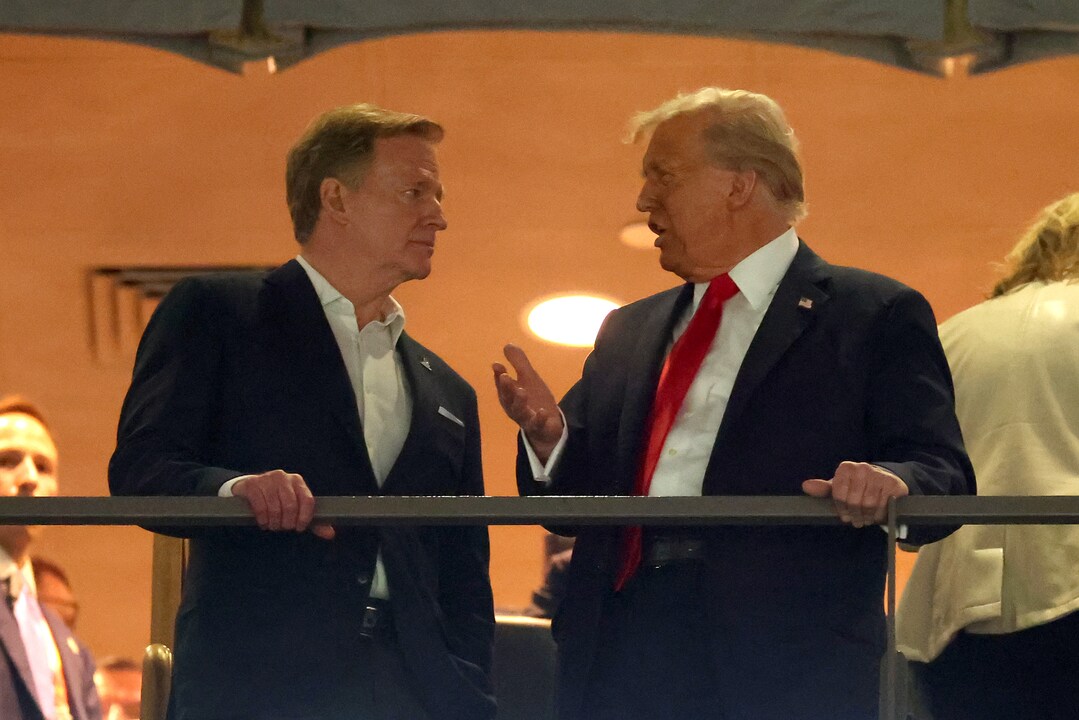 El presidente de Estados Unidos, Donald Trump (derecha), conversa con el comisionado de la NFL, Roger Goodell.