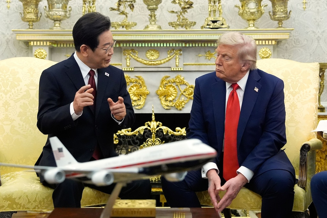 O presidente sul-coreano Lee Jae Myung fala enquanto o presidente Donald Trump ouve durante uma reunião no Salão Oval da Casa Branca, segunda-feira, 25 de agosto de 2025, em Washington.