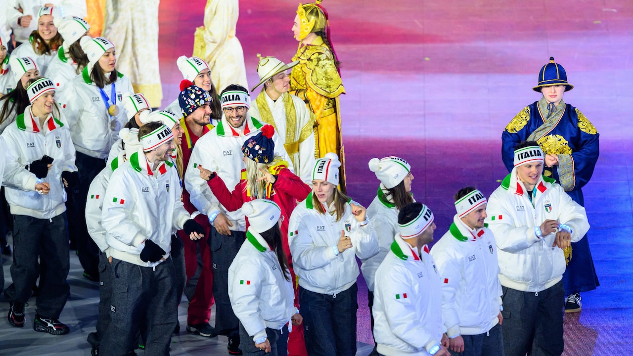 Atletas en la ceremonia de clausura de los Juegos Olímpicos de 2026 en Italia