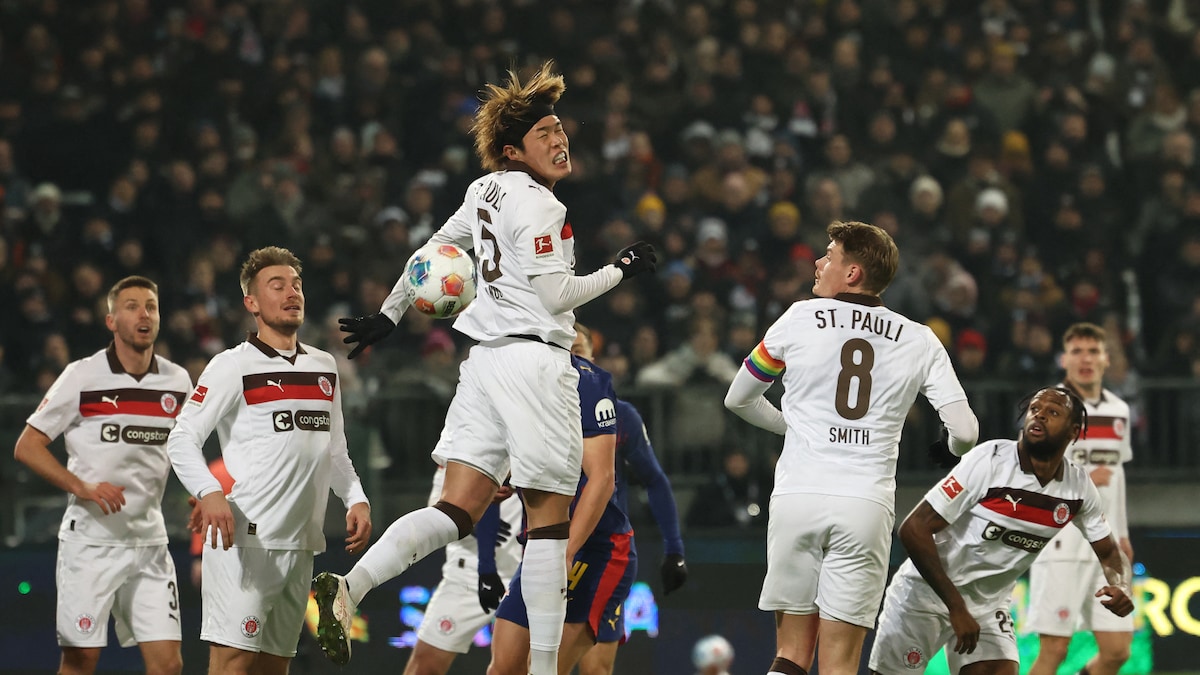 St.-Pauli-Verteidiger Tomoya Ando srpingt im Spiel gegen RB Leipzig um den Ball.