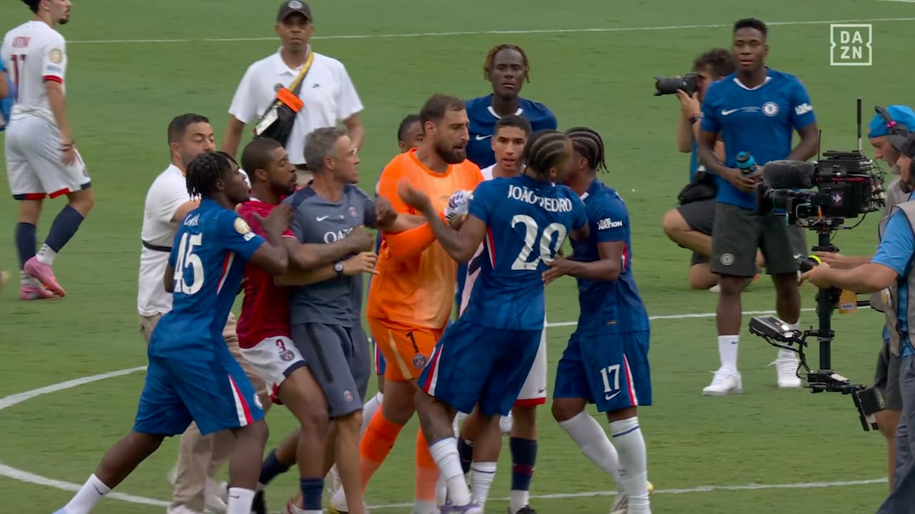 Pack formation after the final whistle, even PSG coach Luis Enrique gets involved